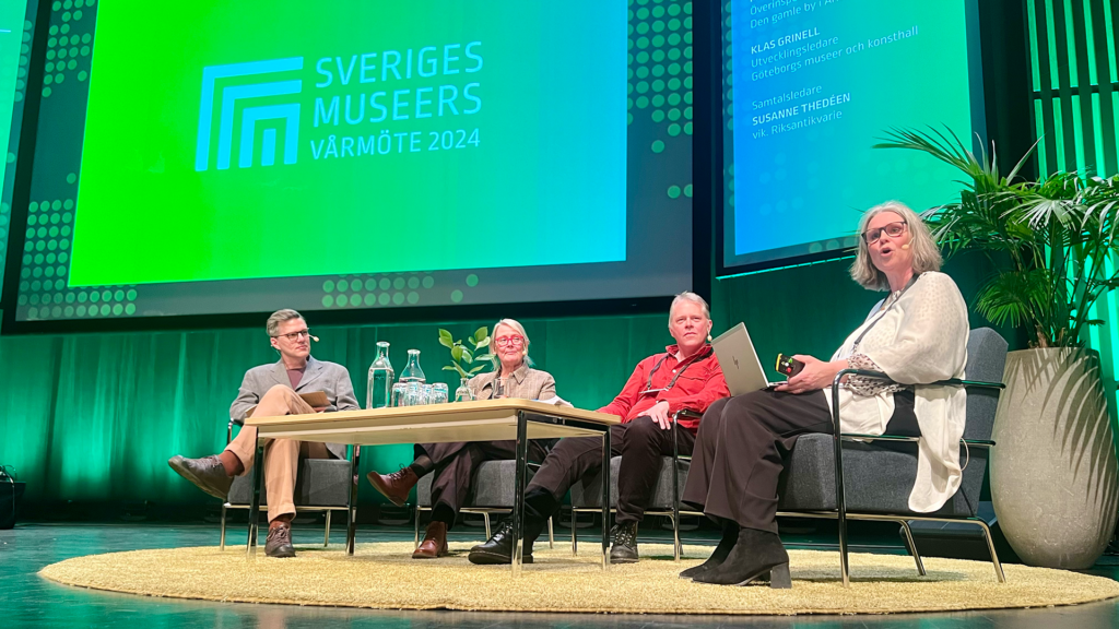 Fyra personer sittandes på scenen under Sveriges Museers Vårmöte i Karlstad 2024.