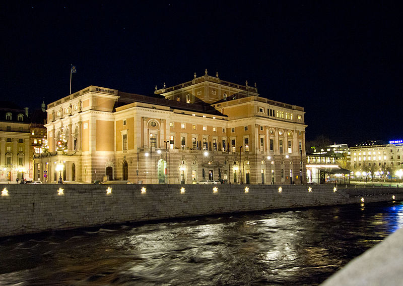 Bild på Kungliga Operan i Stockholm i kvällsljus.