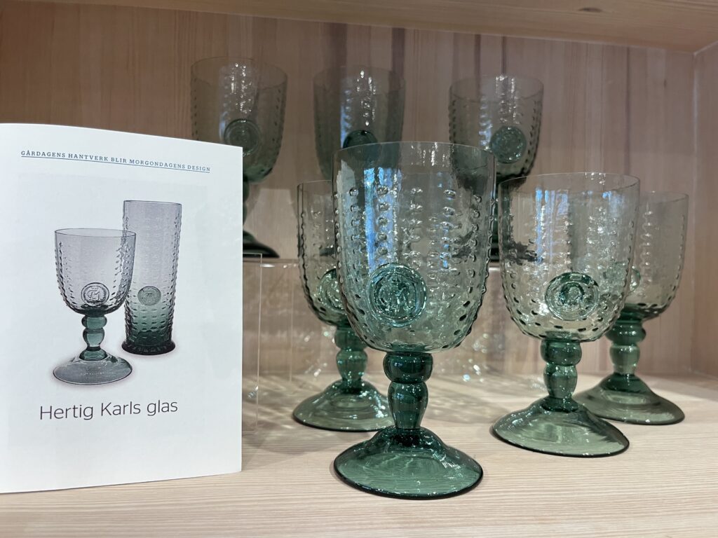 Hertig Karls-glas på en butikshylla.