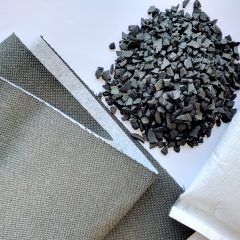 På bilden ses aktivt kol i tre olika materialtyper: granulat, textil och inuti en kudde.