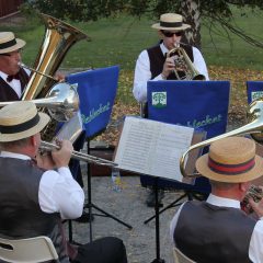 Blåsorkester bestående av män i stråhattar spelar musik