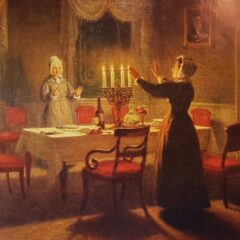 En tavla som går i rött och ljus. En kvinna står med höjda händer framför ett bord. På bordet står en ljusstake med fyra tända ljus.