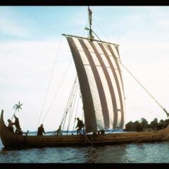 Vikingabåt med randigt segel.