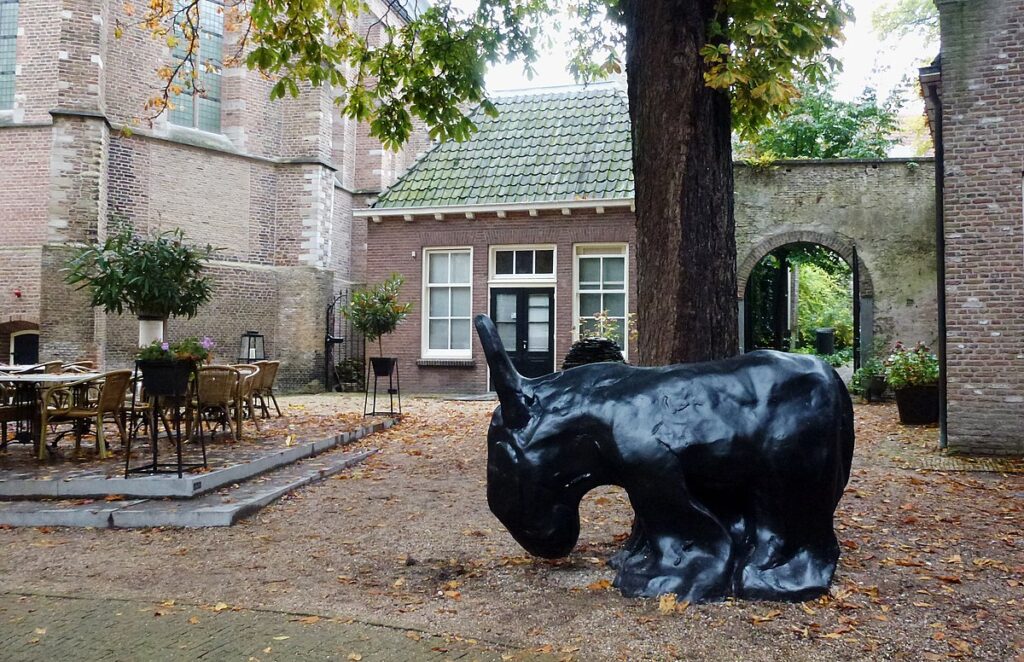 Skulptur framför museibyggnad