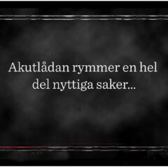 En svart skärmdump från en visning av film under webbinariet. I den svarta bilden står det: Akutlådan rymmer en hel del nyttiga saker...