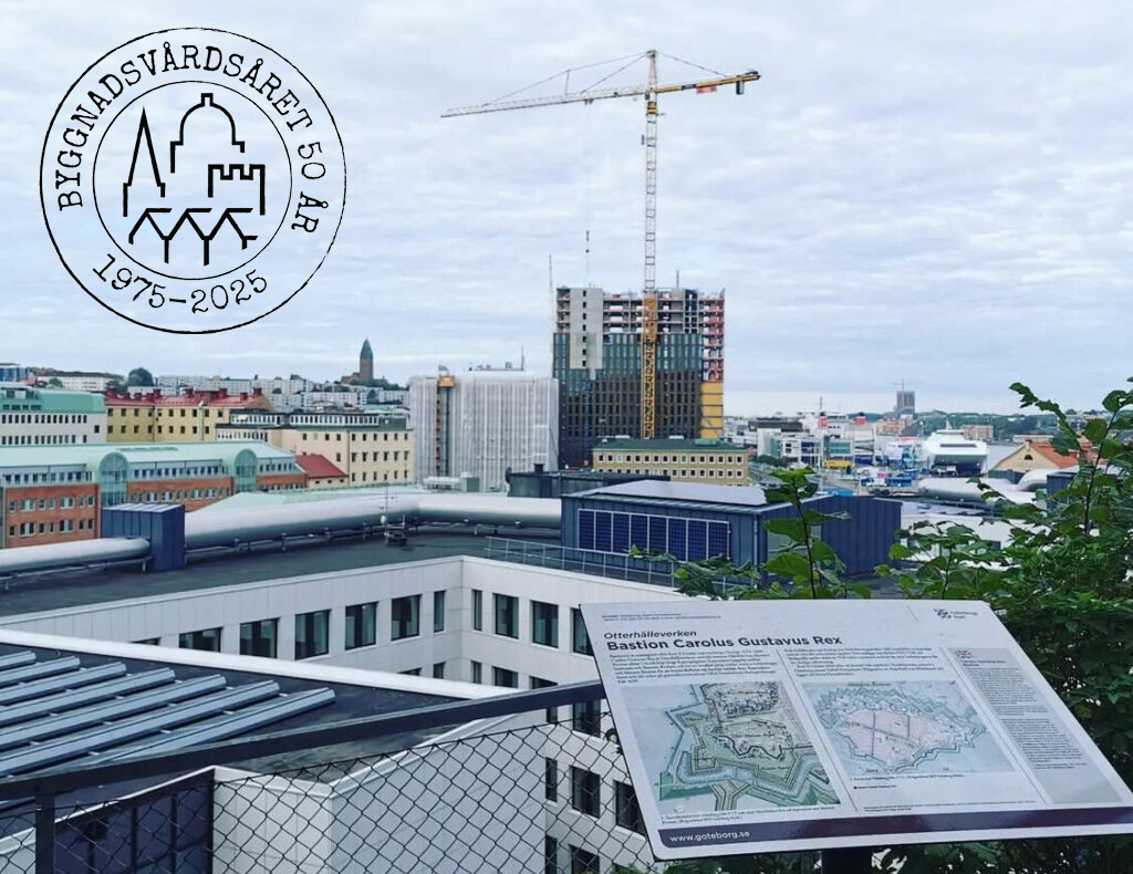 Vy över stad med byggnader , hustak, byggkranar och himmel. Inklippt en rund illustration om jubileet.