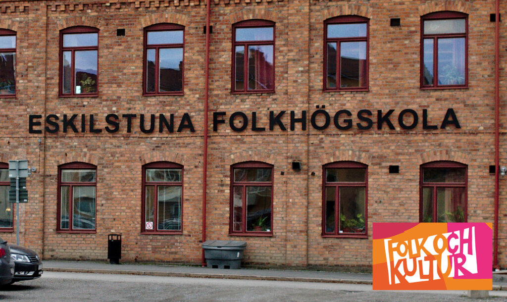 En tegelvägg. På väggen står skrivet med skyltbokstäver "Eskilstuna folkhögskola".