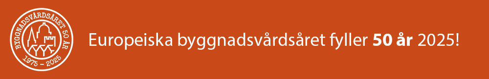 Logo för Byggnadsvårdsåret. Vit cirkelformad stämpelliknande logo på orange bakgrund med årtalen 1975 och 2025, och i mitten ligger siluetter av olika byggnader.