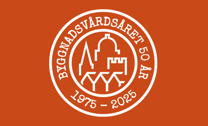 Vit cirkelformad stämpelliknande logo på orange bakgrund med årtalen 1975 och 2025, och i mitten ligger siluetter av olika byggnader.